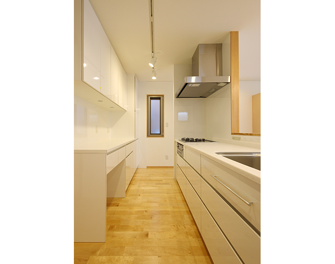 家族の顔が見えるカウンターキッチン