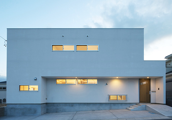 緩やかな傾斜地に建てられた外観