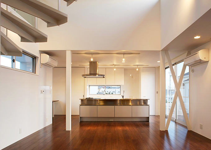 リビング中央に配置されたオープンキッチン