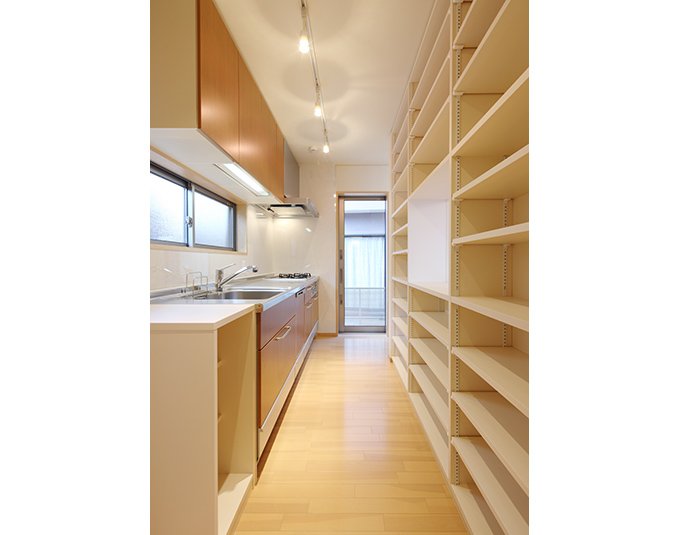 壁一面収納棚の機能的なキッチン