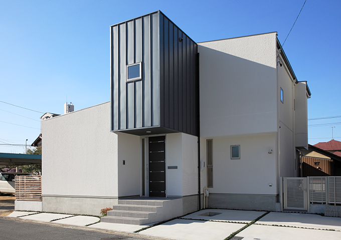 ツートンカラーのモダンな外観