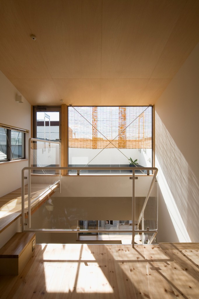 様々な方角から光の差し込む室内