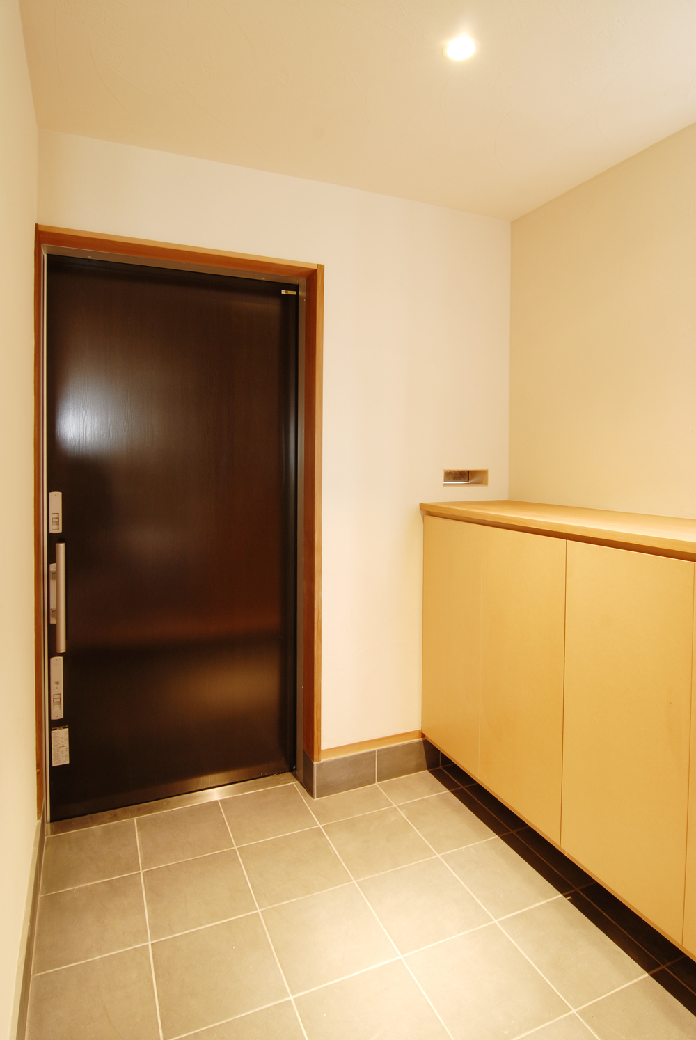 すっきりシンプルな玄関スペース