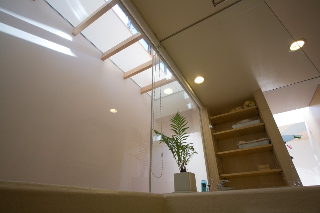 洗面スペースから3階のハイサイド窓の眺め