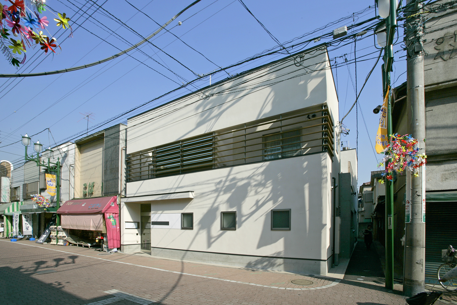 商店街にある診療所兼二世帯住宅