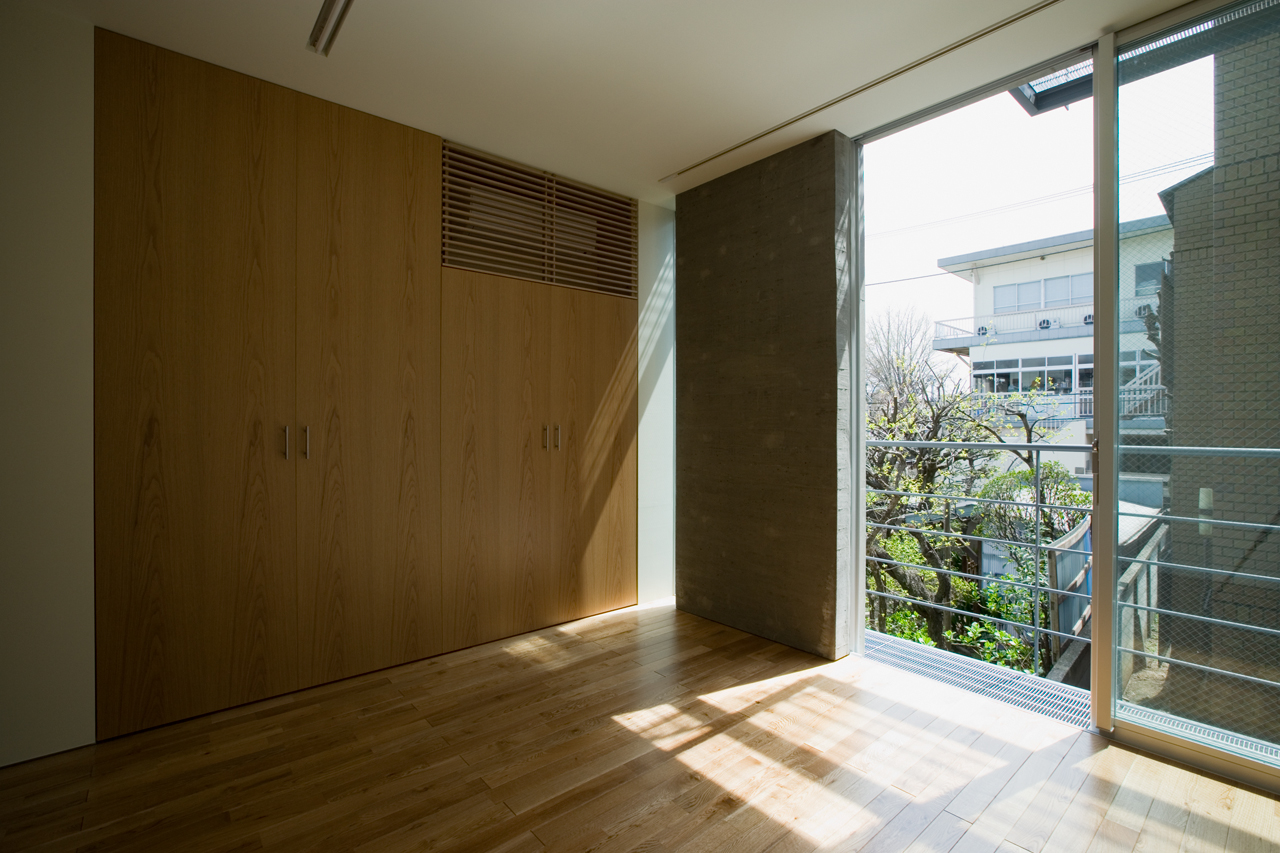 コンクリート木目白壁の組み合わせが美しい室内