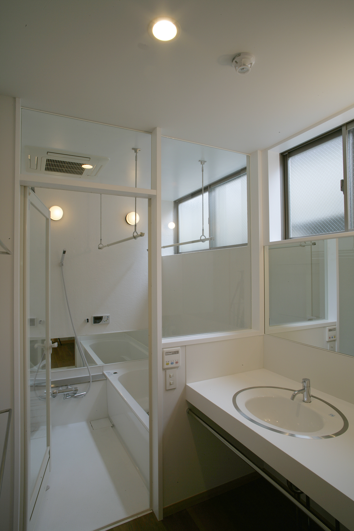 白くスタイリッシュなバスルーム