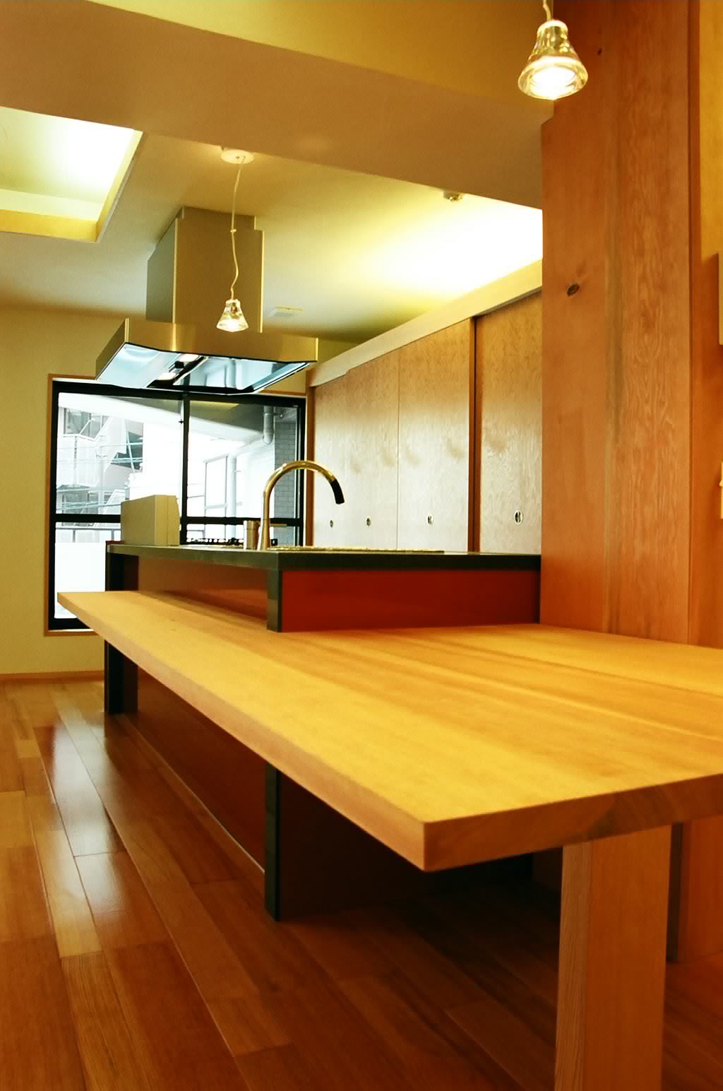 キッチンに繋がる造り付けのカウンターテーブル