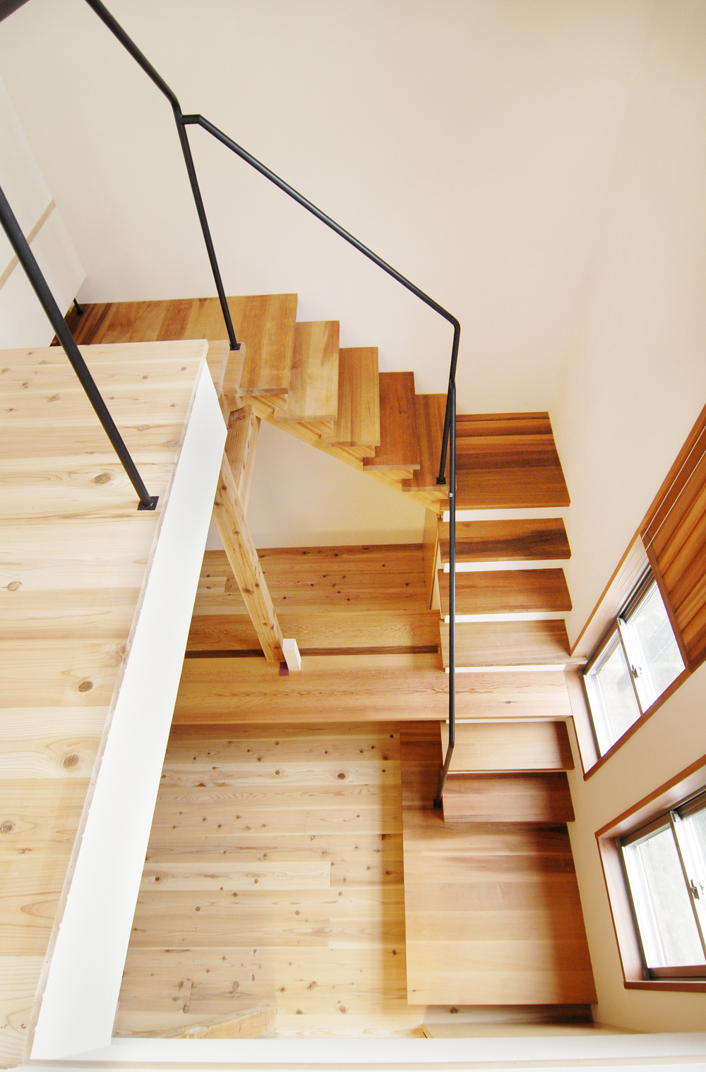 2階から吹き抜けの階段ホールを見下ろす眺め