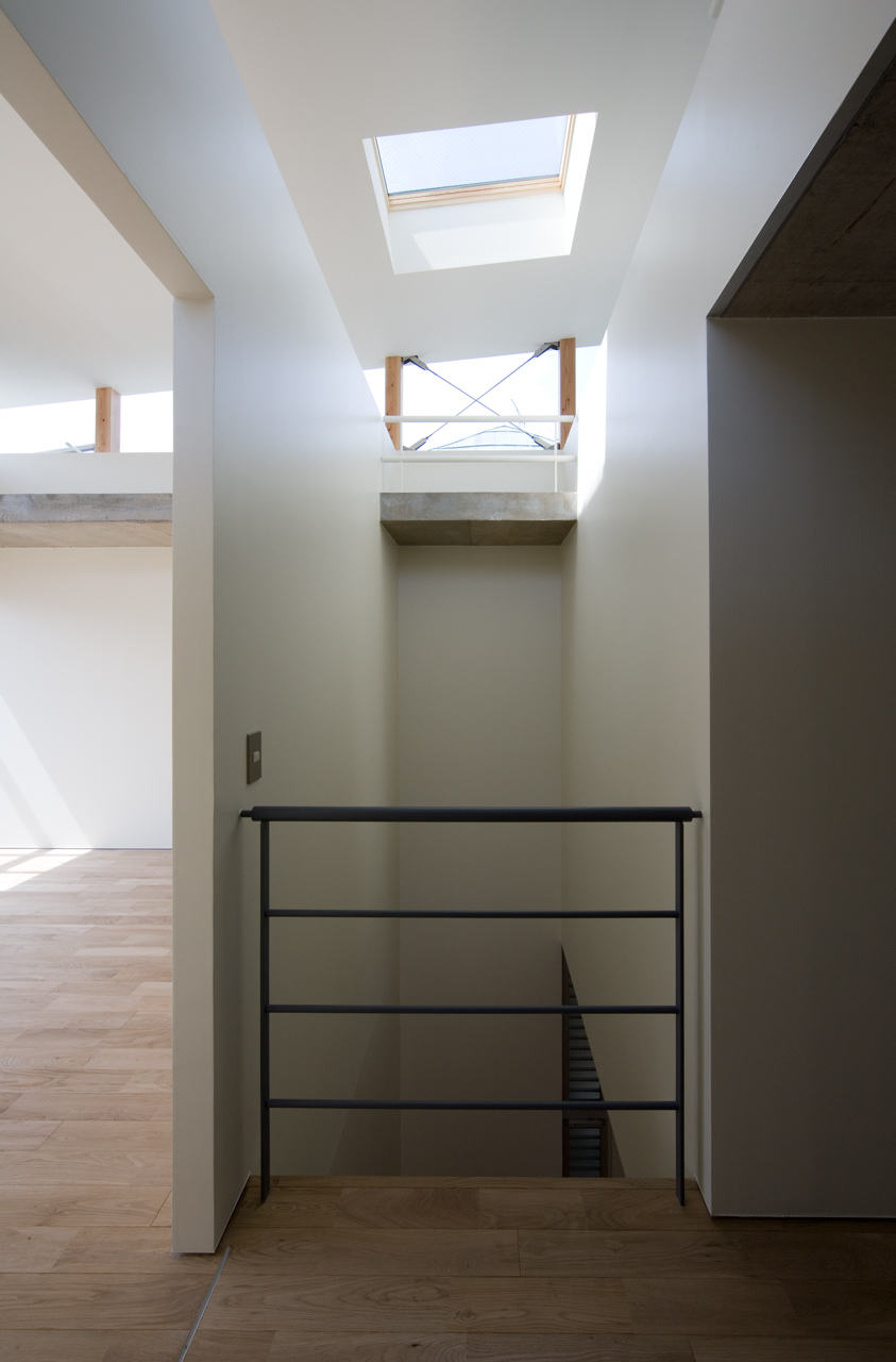 トップにハイサイドと様々な方角から自然光が周り込む