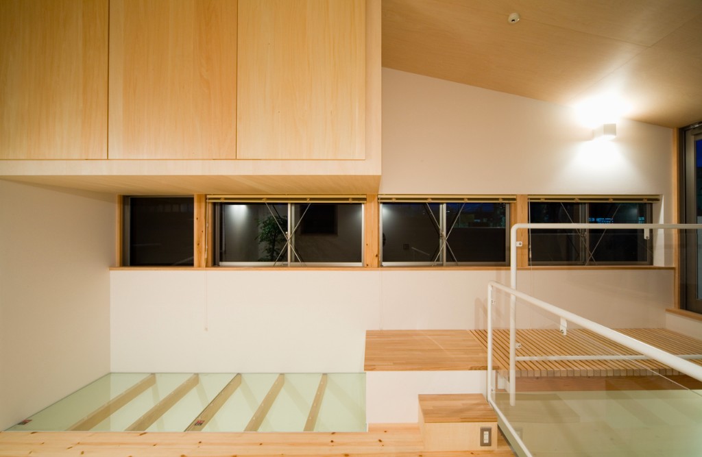 明かり取りのガラス床やハイサイド窓など随所に光を取り込む工夫