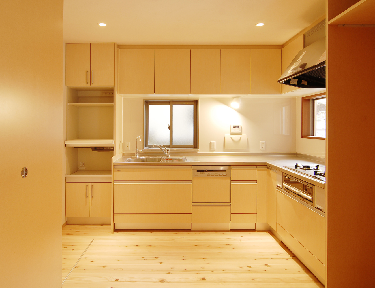 淡いベージュに統一されたキッチンスペース