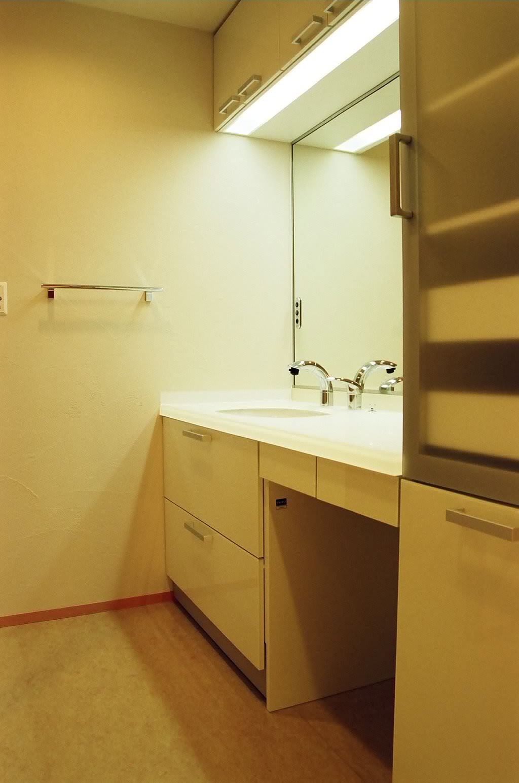 珪藻土の壁が自然な表情の洗面スペース