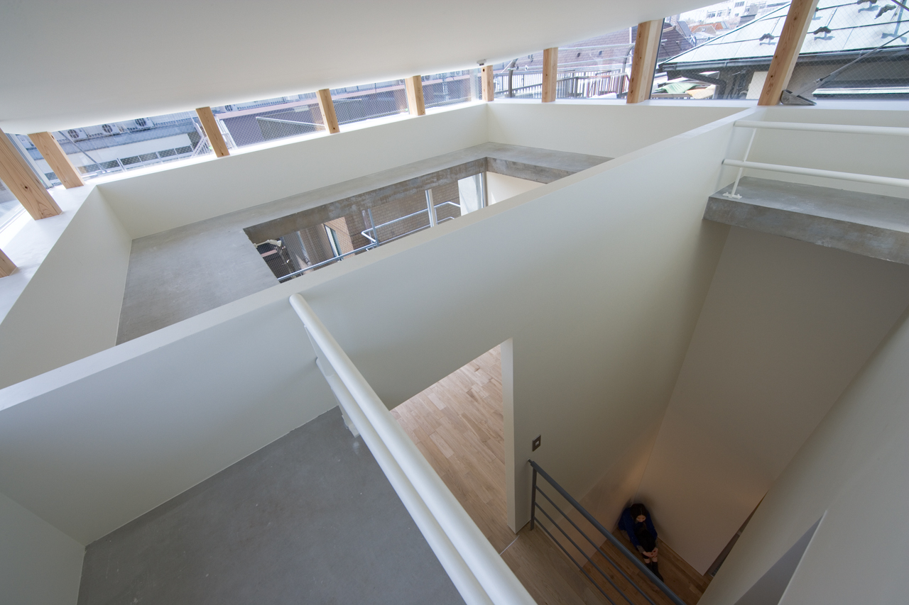 屋根が持ち上がった様なユニークな天井部