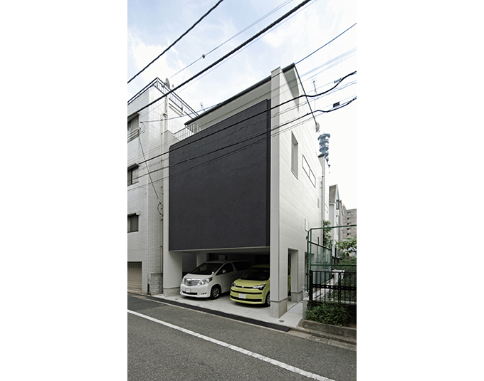 静かにたたずむモノトーンの外観