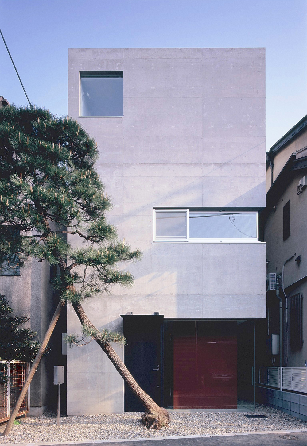 RC3階建てのシンプルな四角い外観