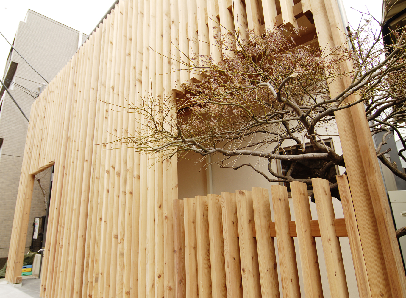 ファサードに木の縦格子で程よい遮蔽感