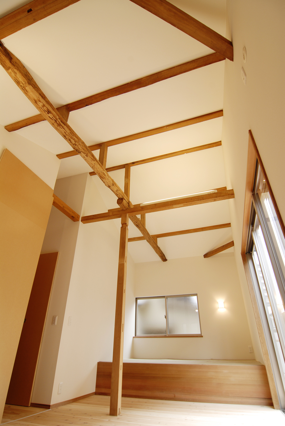 建物の歴史を感じさせる柱や小屋組みも室内の楽しい表情