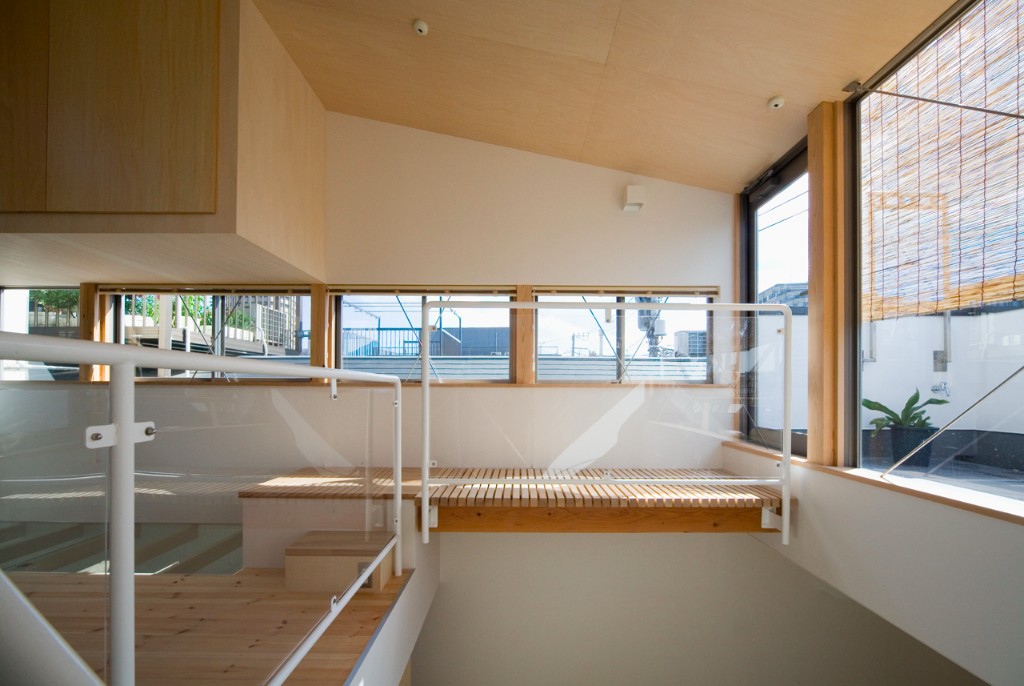 バルコニーに続くすのこのような廊下も光を透過するためのもの