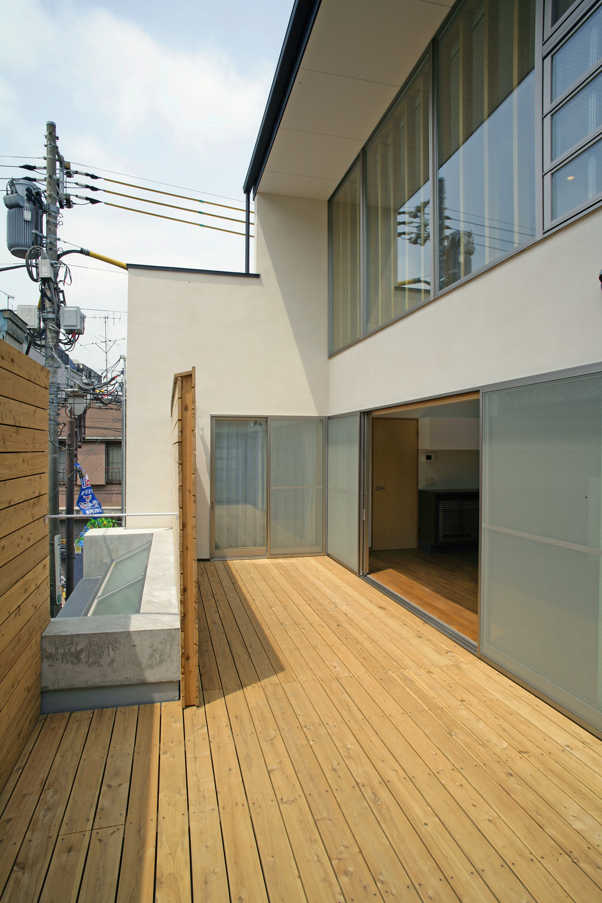 気持ちの良いウッドデッキのバルコニー