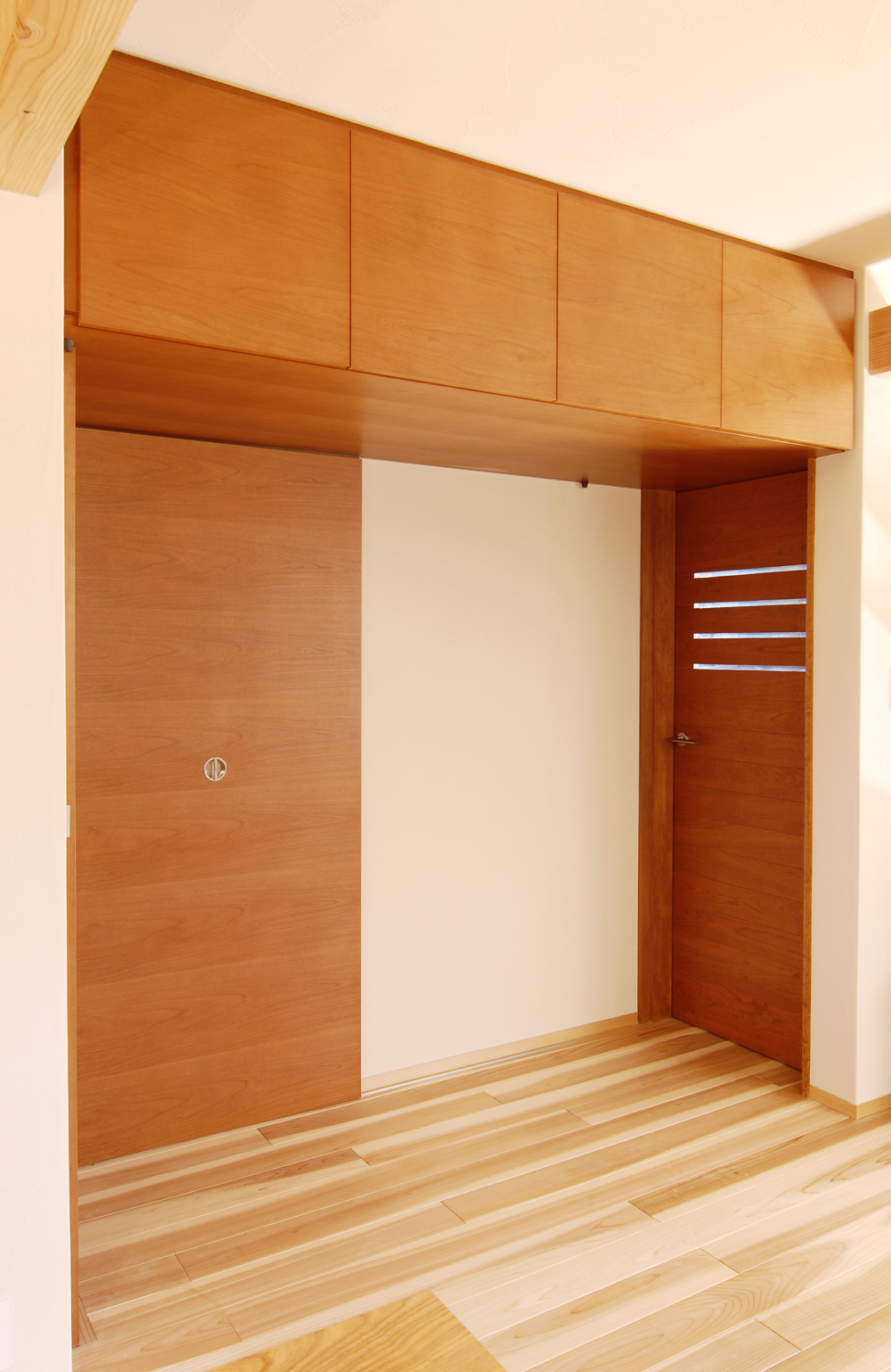 建具はアメリカンチェリーの木目合わせで上質な雰囲気