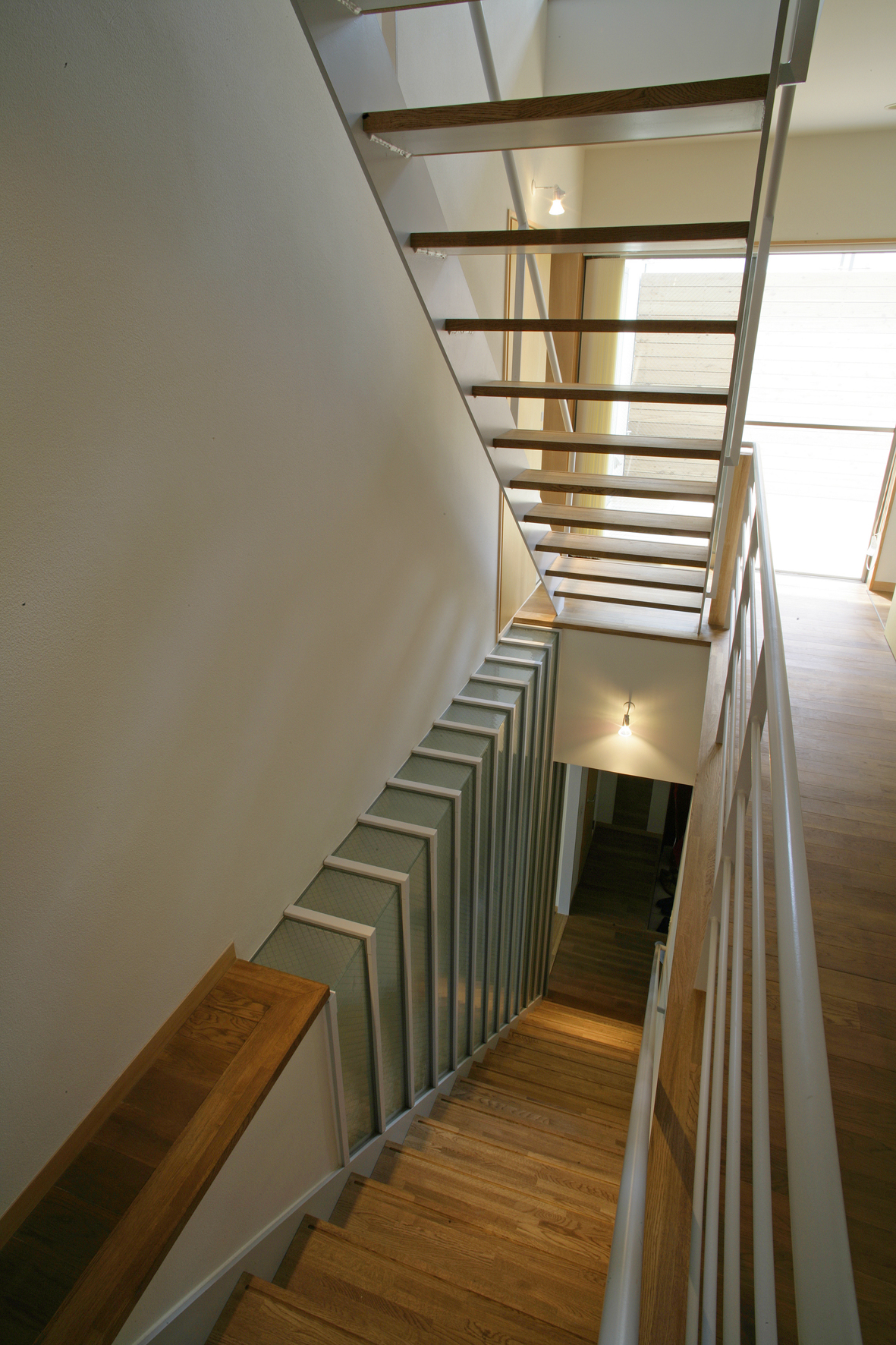 光も風も抜ける階段スペース