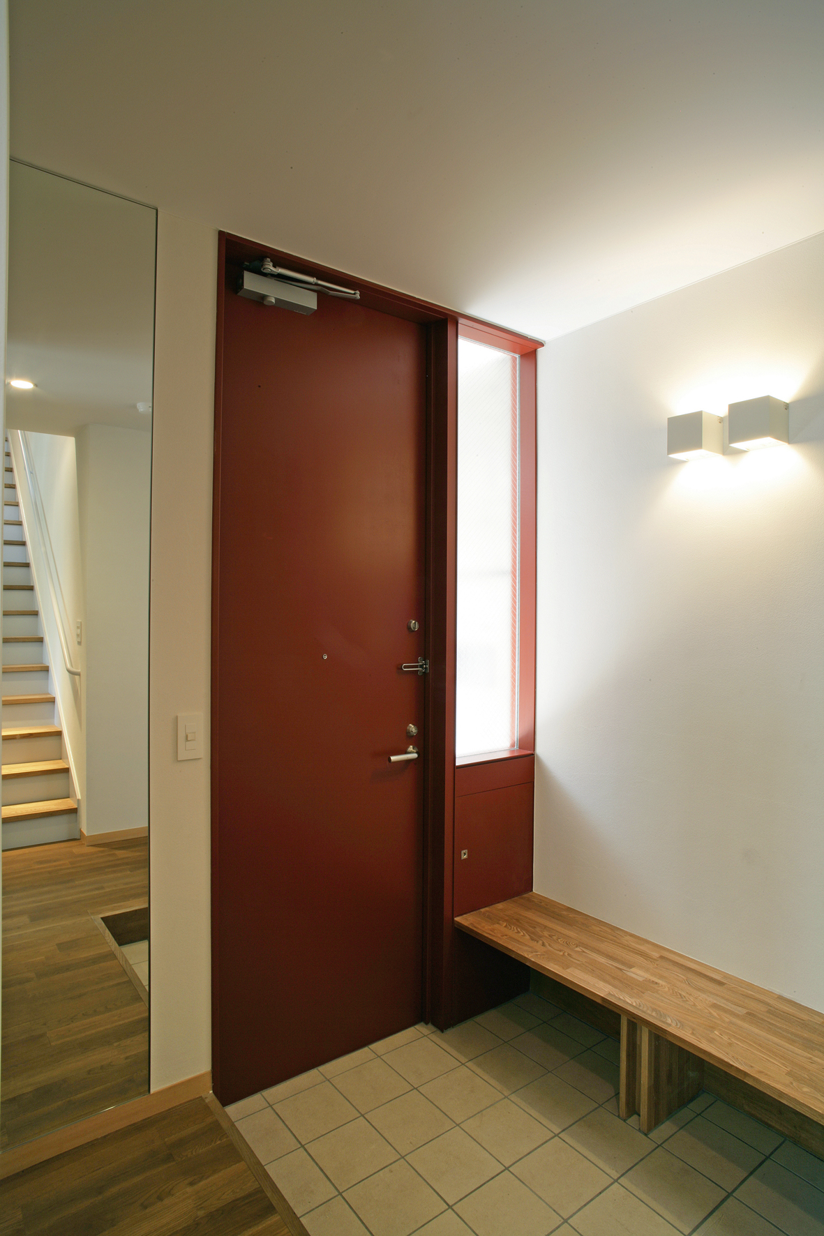 住宅用玄関は赤い扉が印象的 Fevecasa フェブカーサ