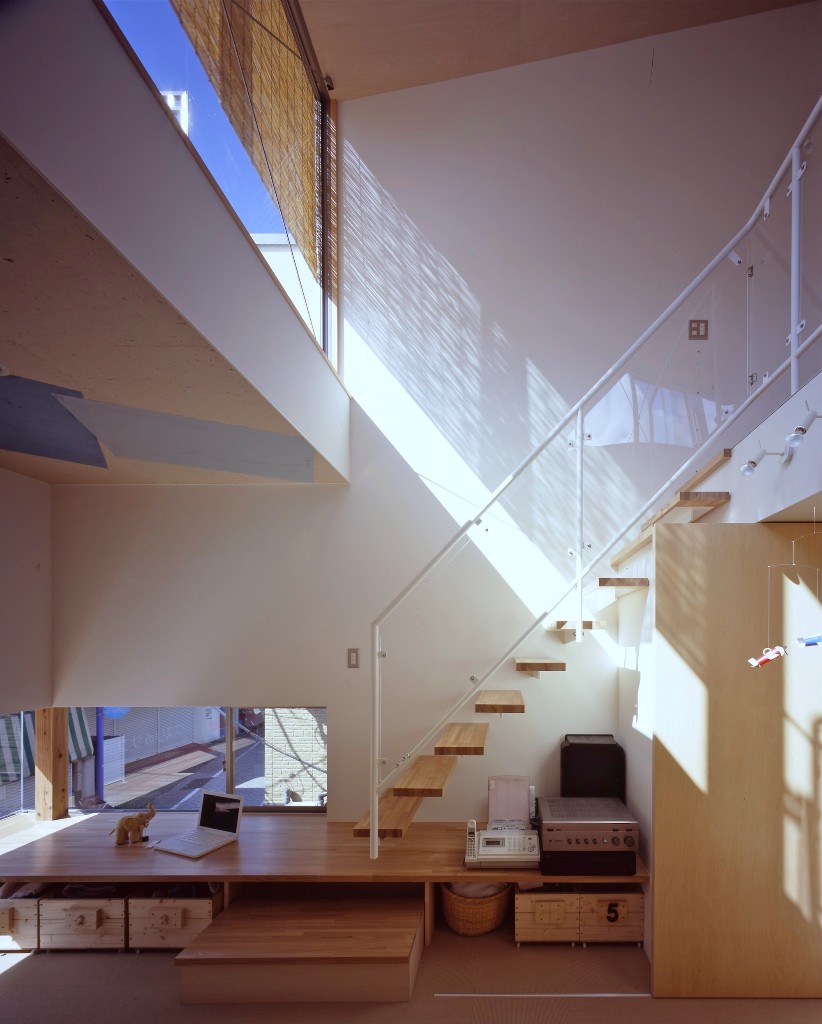 階段下には階段のステップに続く小上がりスペース