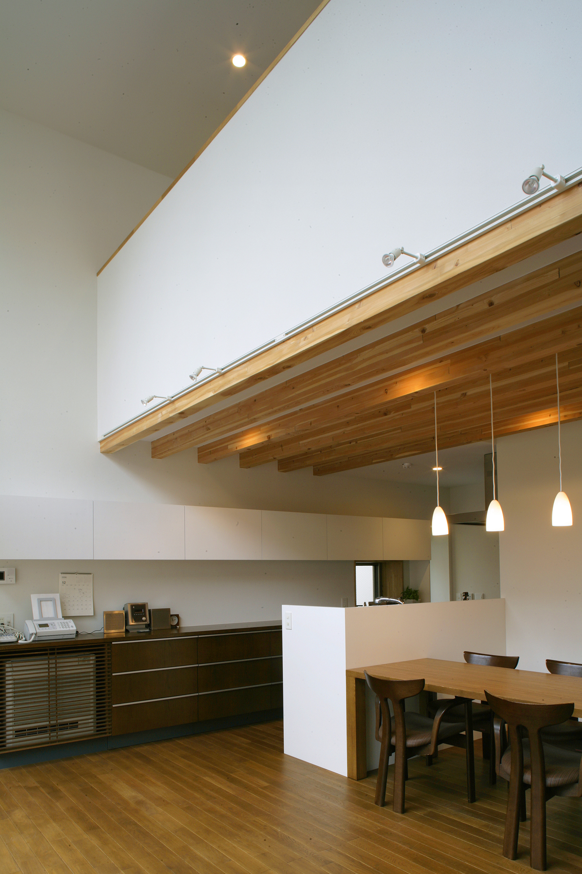 3階の部屋と繋がれる吹き抜けの大空間LDK