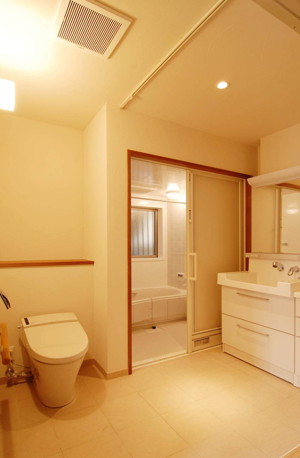 広く使いやすいバリアフリーに配慮したバストイレスペース