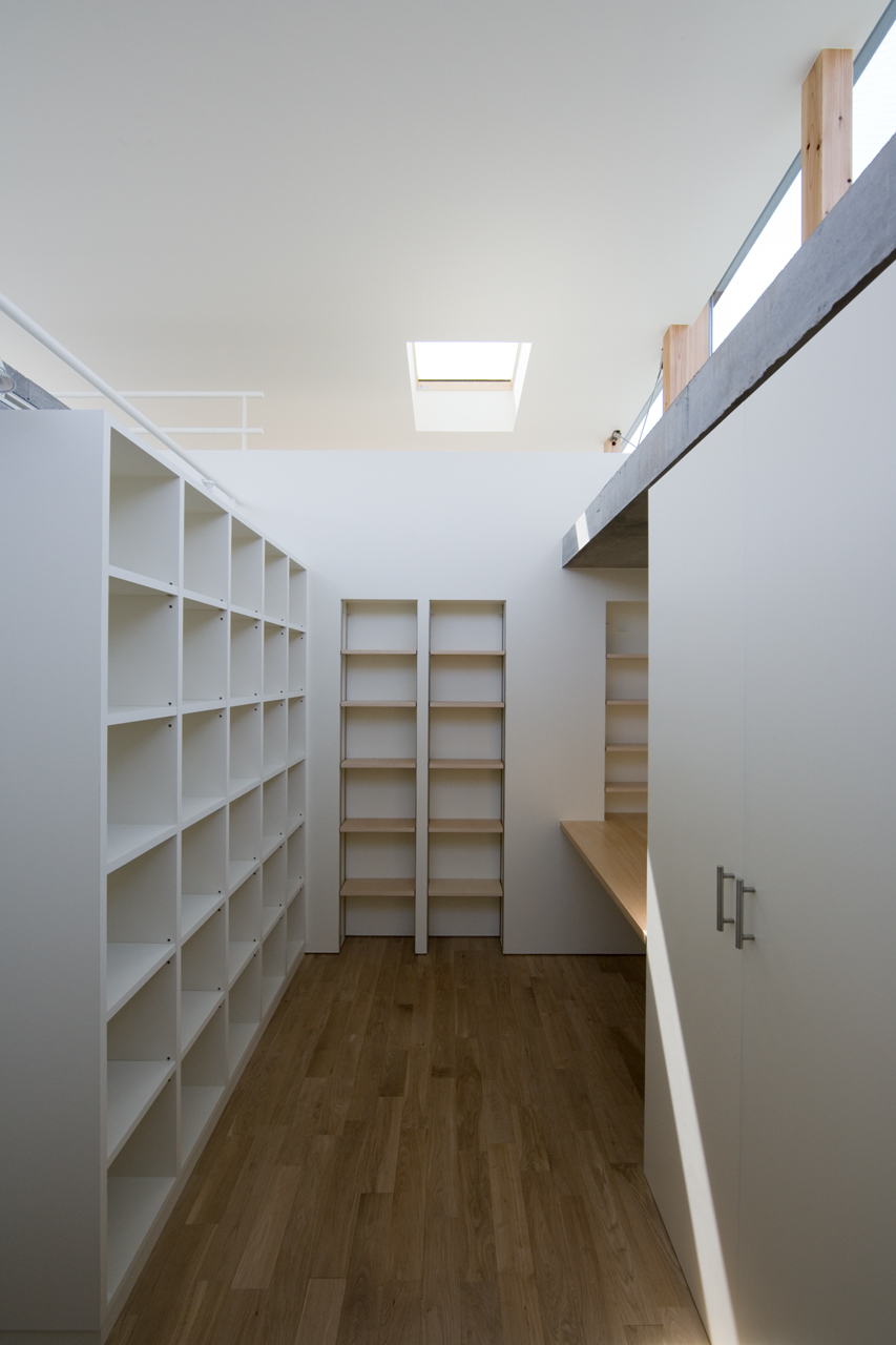 大容量の本棚に囲まれた子どもの勉強部屋にも書斎にもなるワークスペース