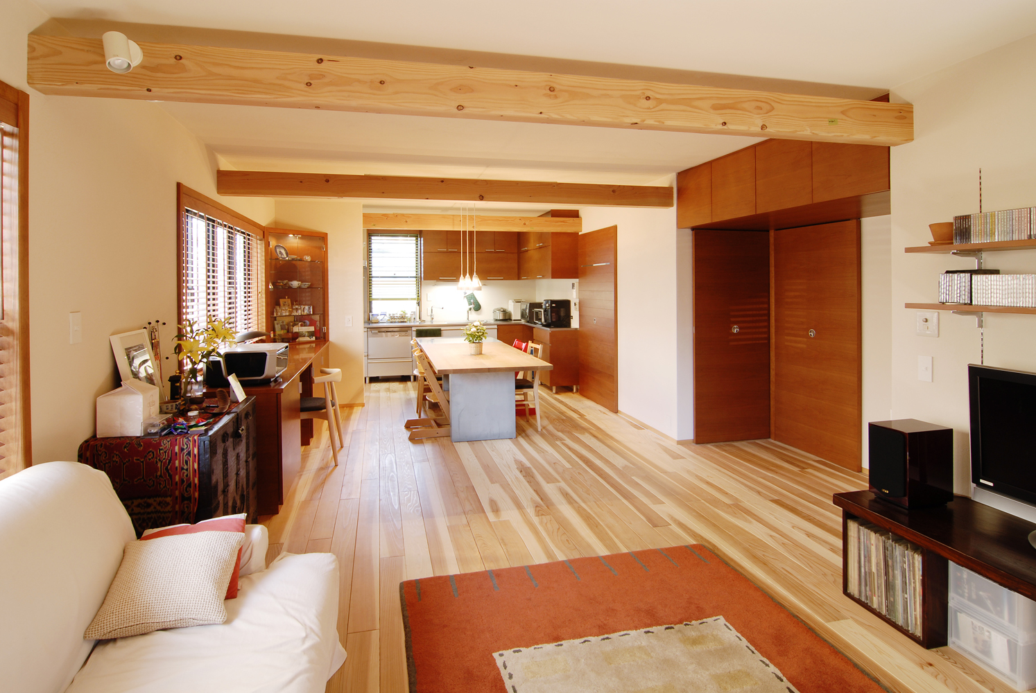 米松の化粧梁に間接照明を仕込んで天井には間接光の柔らかい明かり