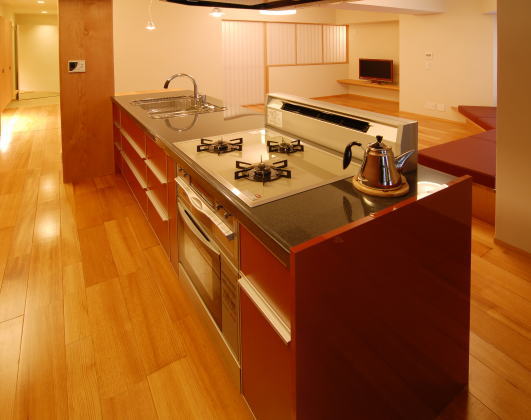 オープンなアイランドキッチンで広々作業できる