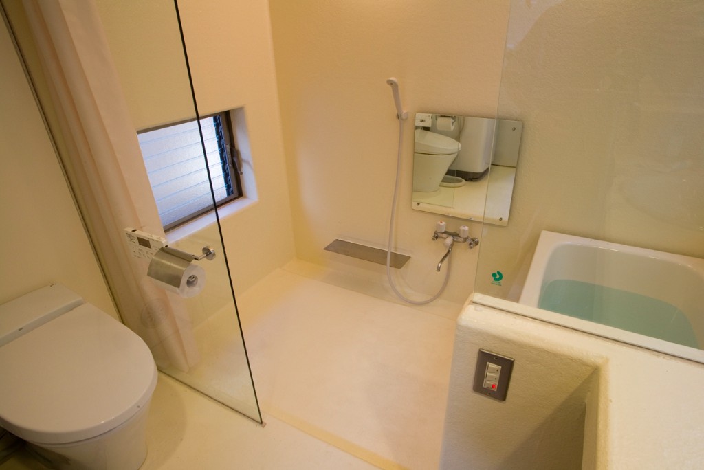 バスルームとトイレの間もガラス張りで広々した雰囲気