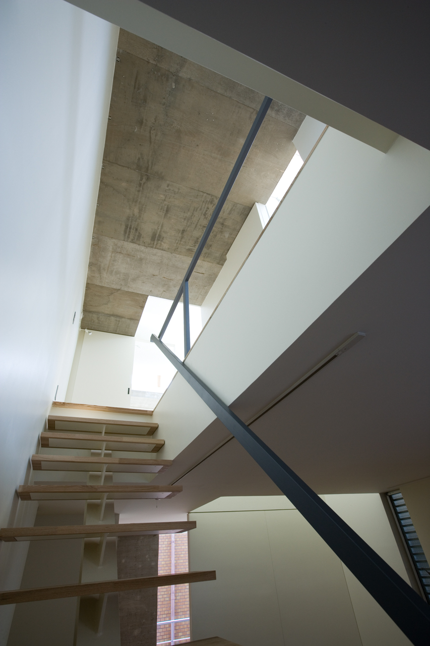 シンプルミニマルなディテールの空間で室内の陰影も美しい