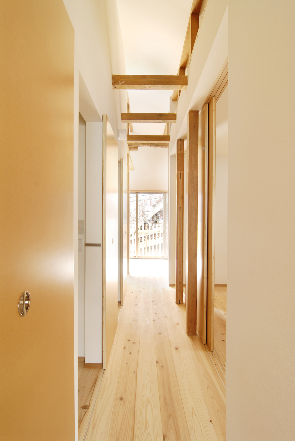 2階は小屋組み現しが空間のアクセントに