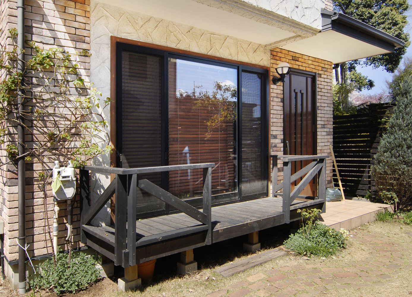 室内は自然素材を床壁天井に施したリフォーム住宅