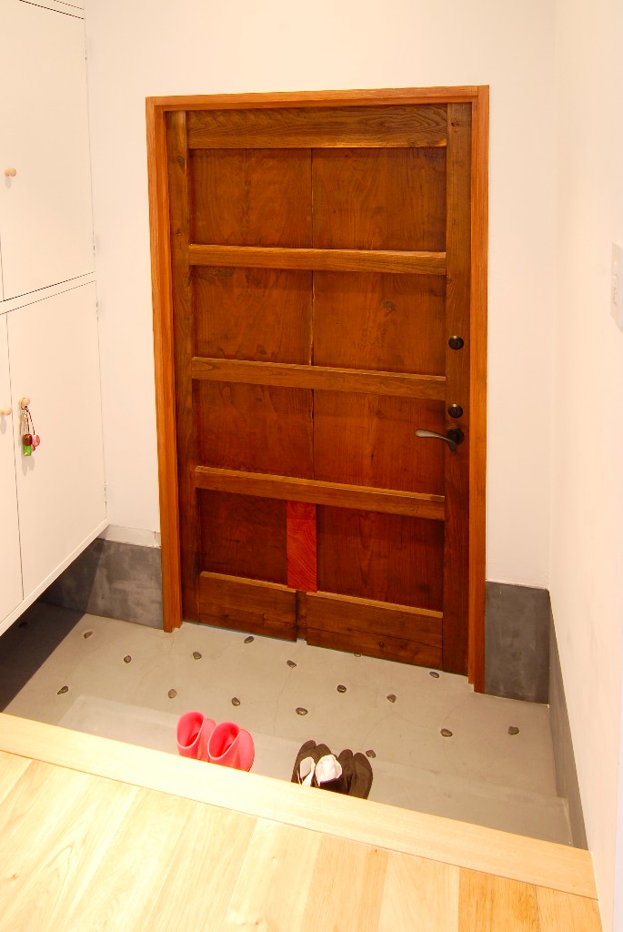 古びて味わいのある扉の玄関