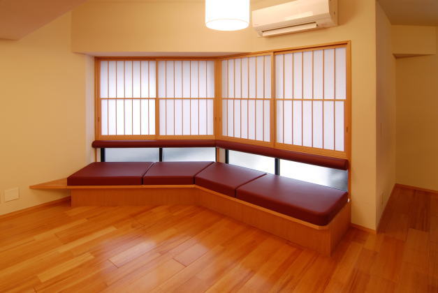 造り付けのベンチで来客が来てもゆったりくつろげるリビング