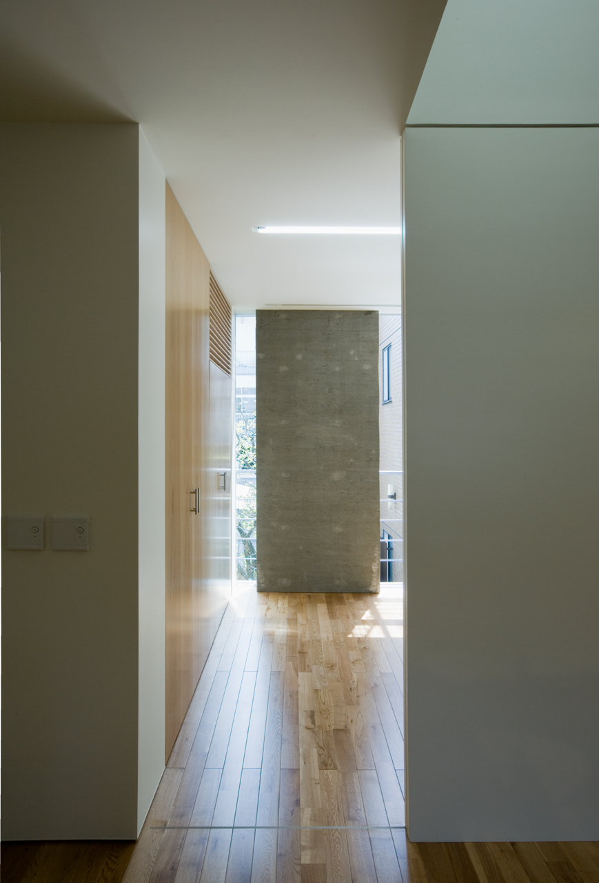 白い室内に所々残されたコンクリート打ちっぱなしの壁面がアクセントに