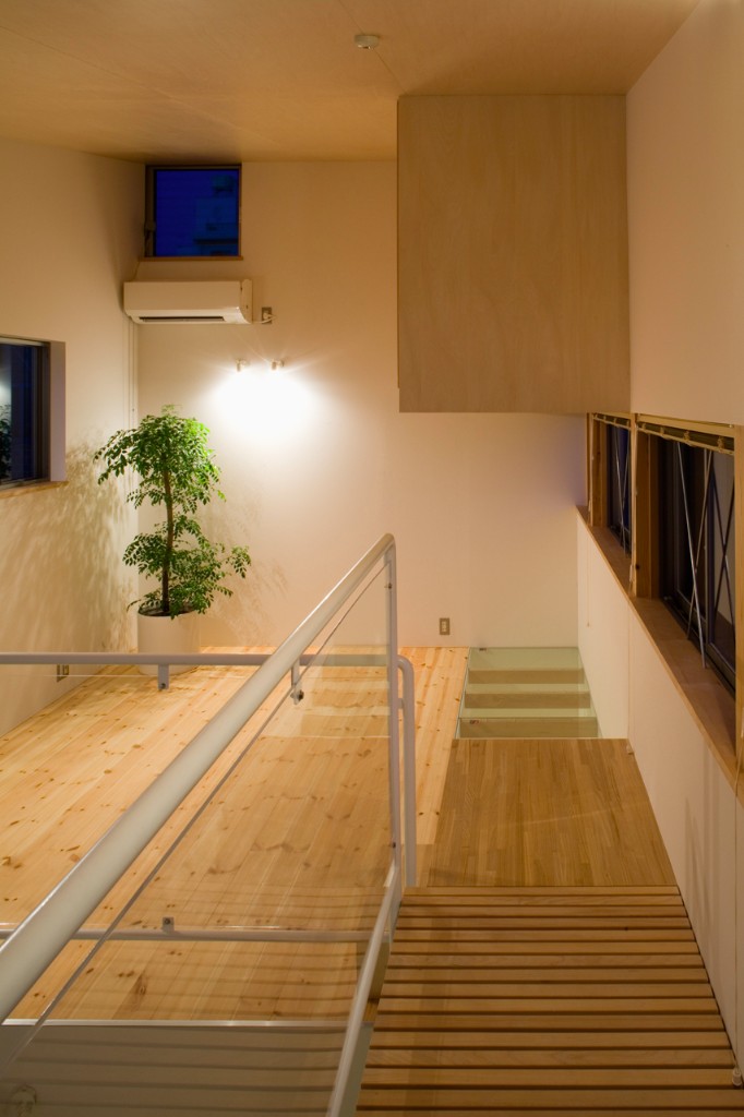 風抜き窓が四角いシンプルな室内を引き立てるデザイン