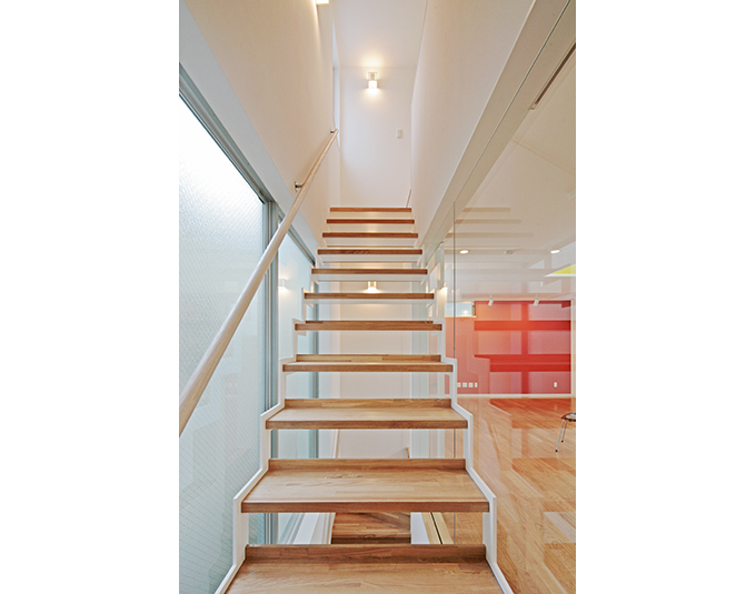 両サイドをガラスとした開放的な階段