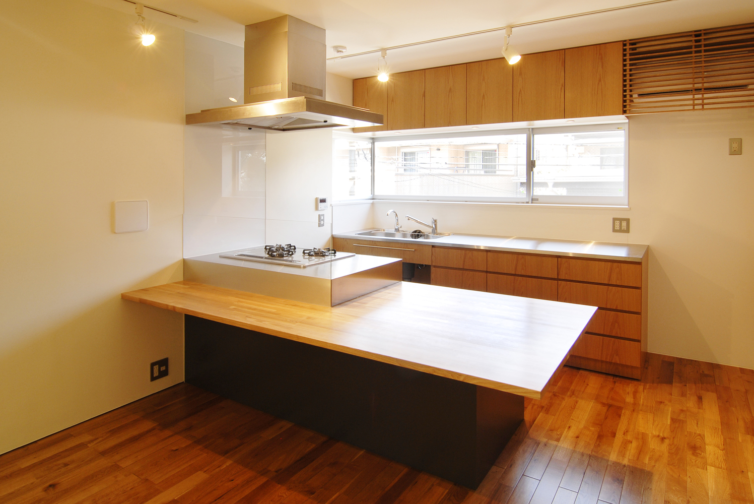 ハイサイド窓から明るい日差しが差し込むキッチン