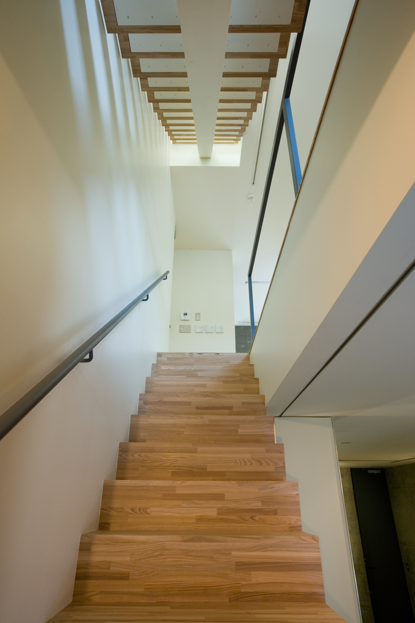 1階から2階へ登る白い階段スペース