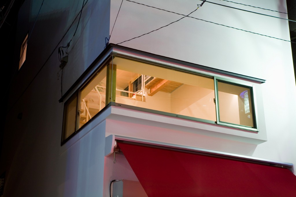 通り沿いから見るハイサイド窓は中の様子が見えそうで見えない適度な遮蔽感