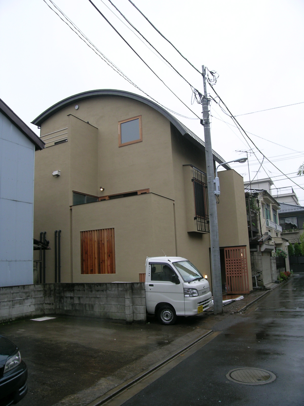 ボールト型の屋根に木製サッシがどこかレトロな雰囲気の外観