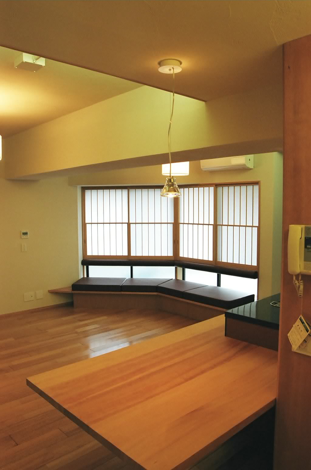 障子からの柔らかい光と照明計画で明るく癒しの空間