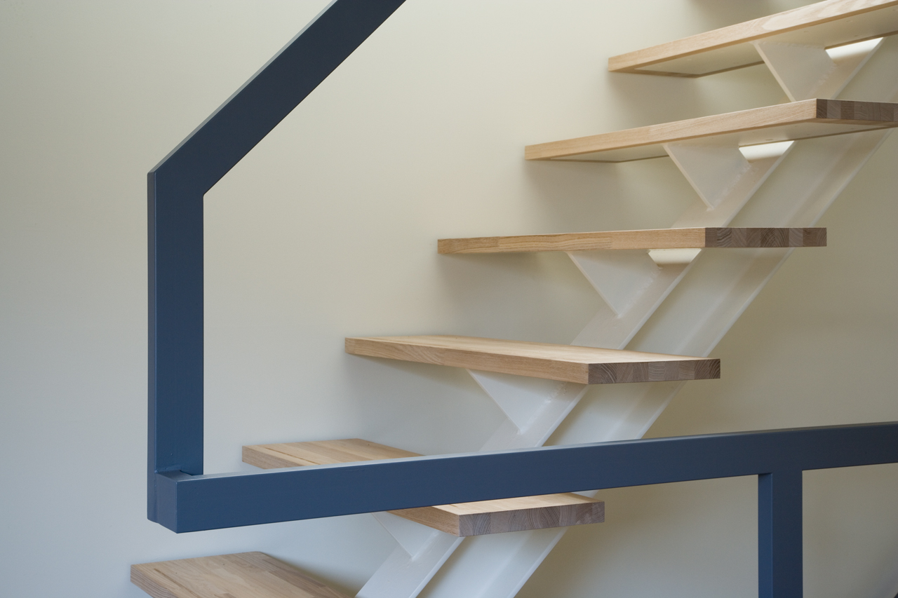 上り下りも楽しい軽やかな階段デザイン