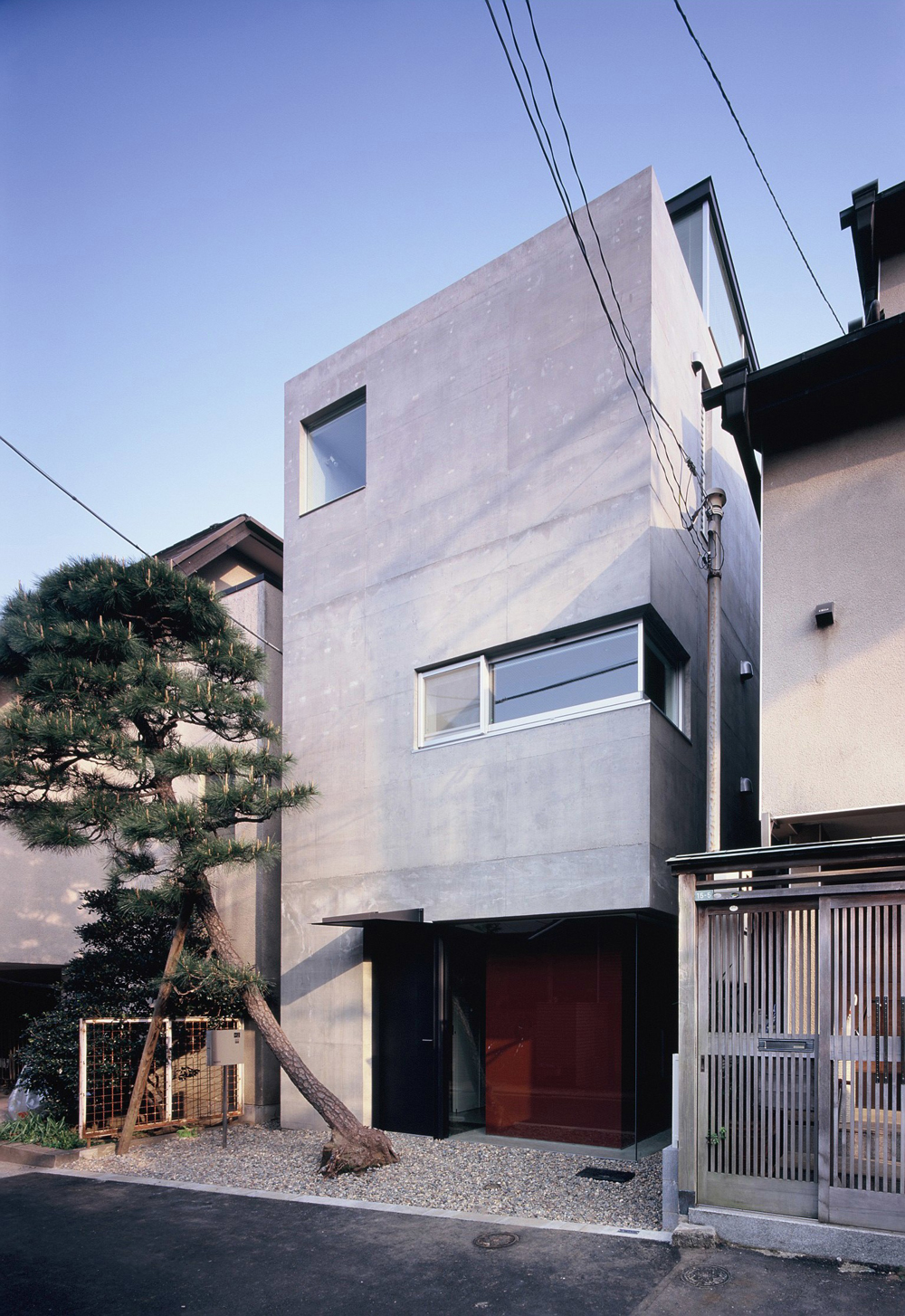 住宅密集地で隣家との距離も接近している