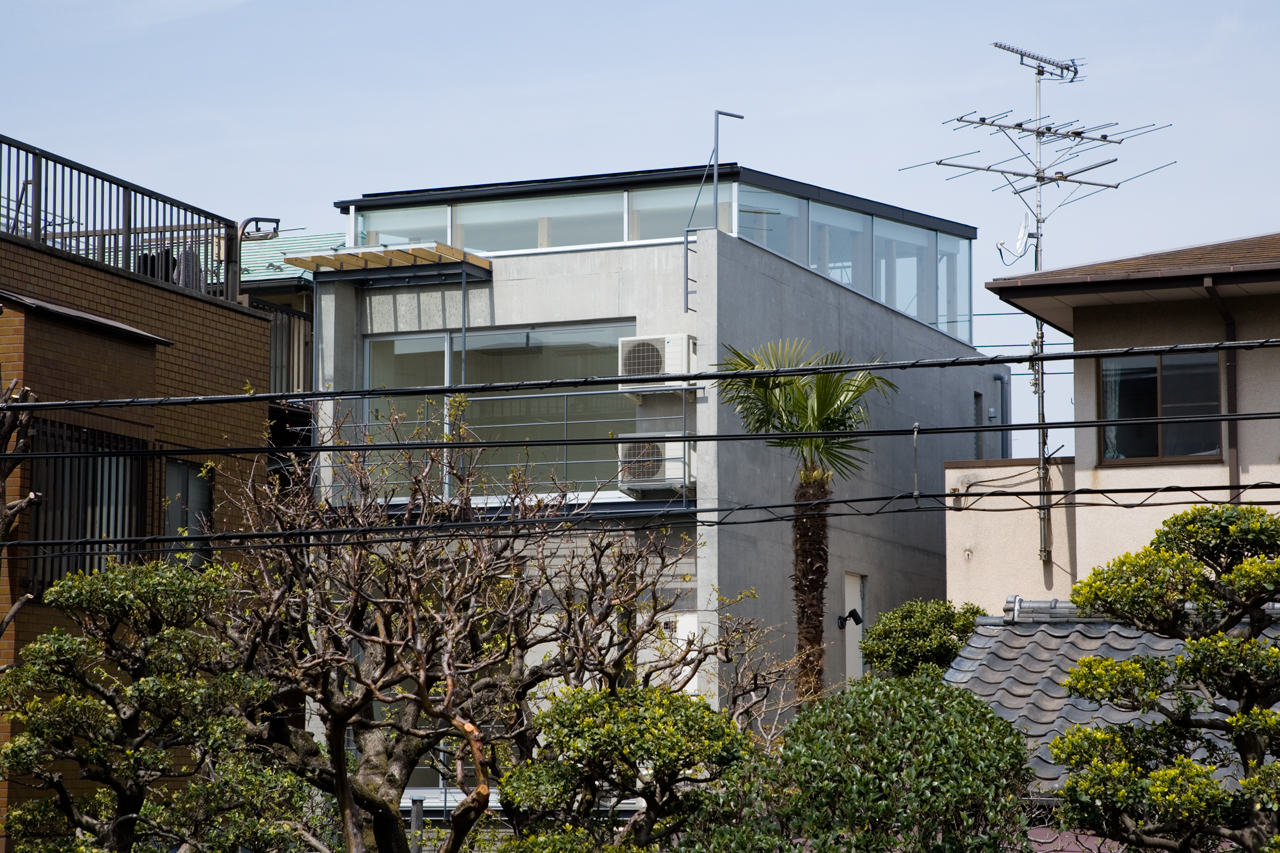 天井下の四方を取り囲むハイサイドライトが楽しい外観